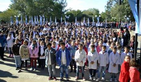 Más de 400 niños prometieron lealtad a la Bandera