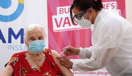 El lunes comenzará la vacunación en los geriátricos a los adultos mayores