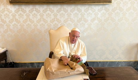 El Papa Francisco recibió un poncho de regalo confeccionado en la Cooperativa 