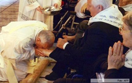 Jueves Santo: el Papa lavó los pies de doce personas con discapacidad