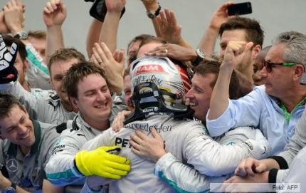 El inglés Lewis Hamilton ganó en Singapur y es el nuevo líder del torneo