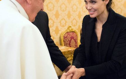 Francisco invitó a Angelina Jolie al Vaticano para que proyecte su película