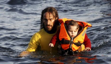 La imagen de un rescatista argentino recorre el mundo por su ayuda a los refugiados