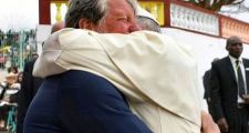 Emoción en el abrazo de Francisco a su «viejo alumno», el padre Opeka, en la Ciudad de la Amistad