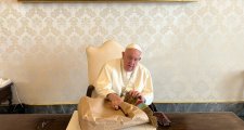 El Papa Francisco recibió un poncho de regalo confeccionado en la Cooperativa 