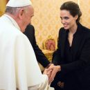 Francisco invitó a Angelina Jolie al Vaticano para que proyecte su película