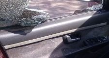 Rompió el vidrio de un auto para robar una cartera