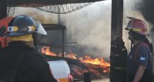 Voraz incendio consumió las instalaciones de un corralón en Calchaquí