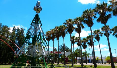 Se enciende el ingenioso Árbol de Navidad en el Acceso a Malabrigo