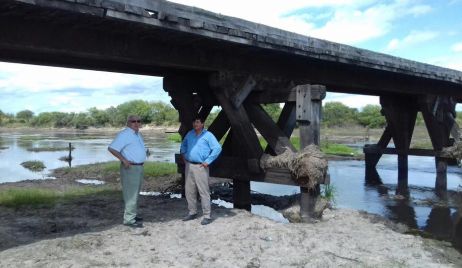 El Senador Departamental reunido con productores afectados por el agua.