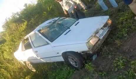 VECINOS DE CALCHAQUI VOLCARON EN UN CAMINO RURAL.