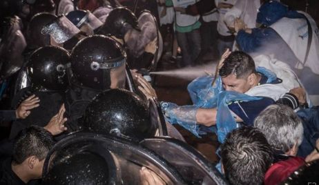 Después de la represión a docentes, las escuelas públicas y privadas van al paro mañana