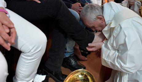 El Papa Francisco lavó los pies de 12 presos, incluido un argentino