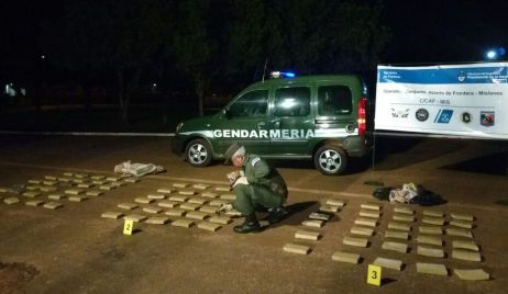 INCAUTAN MÁS DE 80 KILOS DE MARIHUANA ABANDONADOS EN CERCANÍAS AL RÍO PARANÁ