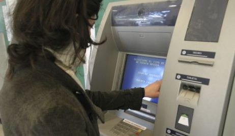 Aumentan las comisiones y sacar plata del cajero será más caro