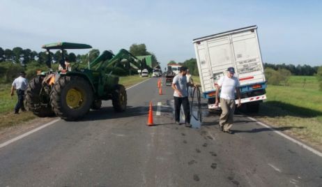 Volcó un camión sobre la  Ruta 11