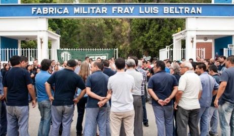 Treinta y cinco trabajadores despedidos en Fábrica Militar  y Vassalli echará a 52 empleados a fin de año