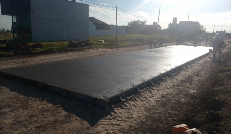 Comenzó a pavimentarse el nuevo acceso por calle Corrientes