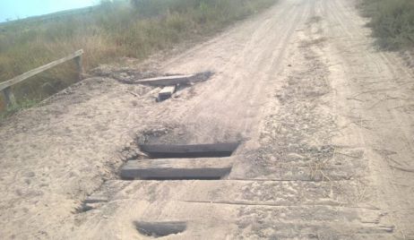 Estado deplorable del puente sobre Ruta 40 en Fortín Charrúa