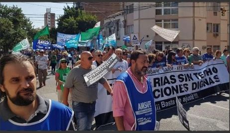 Paro y masiva marcha de los docentes y estatales en Santa Fe