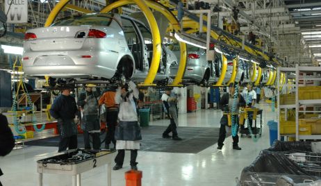 General Motors anunció que suspenderá personal en Santa Fe por la crisis