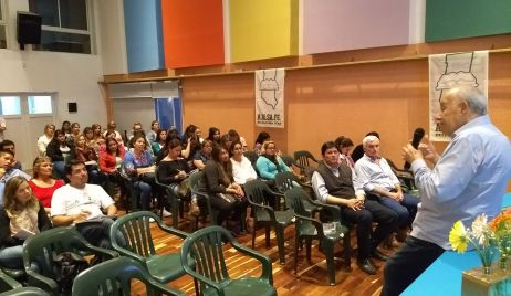 TALLER SOBRE ADICCIONES: HORACO TABARES EN EL AUDITORIO DE AMSAFE VERA.