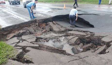 Gigantesco socavón sobre Ruta N°11 en el ingreso a Sauce Viejo