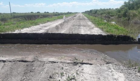 Finalmente cedió  el puente que une  Los Amores  - La Sombrilla.