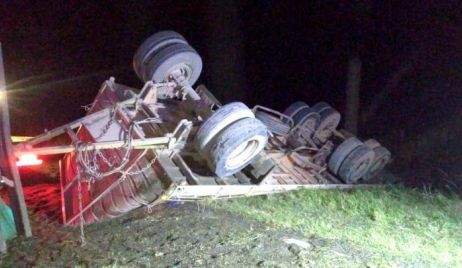 Camionero de Malabrigo volcó sobre Ruta 11