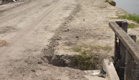 PREOCUPA COMO SE ESTA DESMORONANDO UNA DE LAS CABECERAS DEL PUENTE EN EL GOLONDRINA