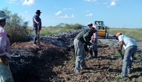 FORTIN CHARRUA: Vecinos a pulmón arreglan caminos.