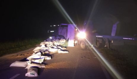 Berna: Volcó un camión cargado con cereales