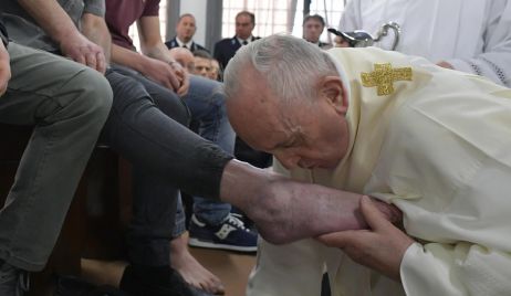 El papa Francisco lavó los pies a doce presos y los animó a 