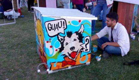 Artistas santafesinos intervinieron cuchas para perros de la calle