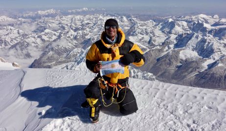 El primer argentino en hacer cumbre en la 3ª montaña más alta del mundo.