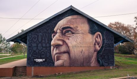 El artista plástico Cobre realizó un mural de Juan José Saer en Serodino