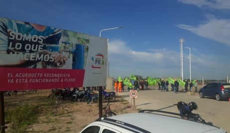 Trabajadores de UOCRA protestaron por segundo día ante despidos en planta de Acueducto Reconquista