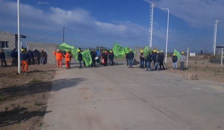 Reincorporaron a  los 60 trabajadores despedidos de la obra en la planta del Acueducto Reconquista