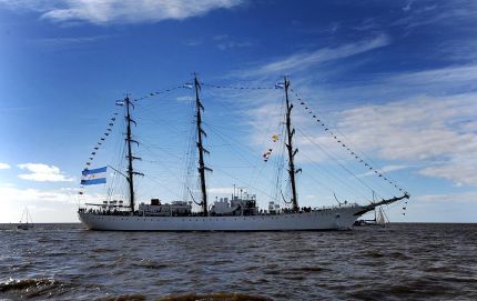 La Fragata Libertad ingresa al puerto