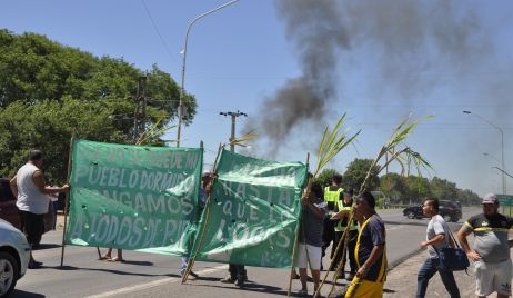 Obreros del ingenio azucarero Las Toscas, cortan la ruta nacional once, por VETO del gobernador.