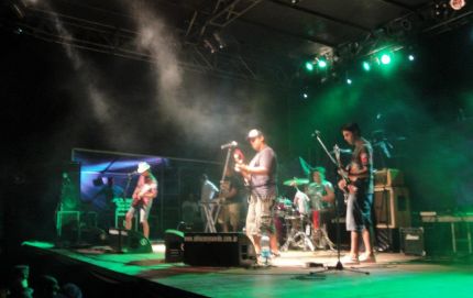 Los Pericos deslumbraron a la juventud en la fiesta de laguna El Cristal