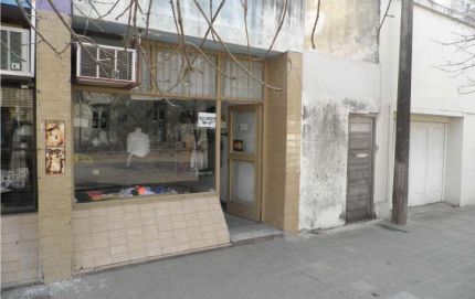 ROBARON INDUMENTARIA DEPORTIVA EN EL LOCAL