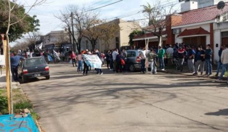 Trabajadores de Algodonera Avellaneda se movilizaron y aguardan la audiencia en Secretaria de Trabajo