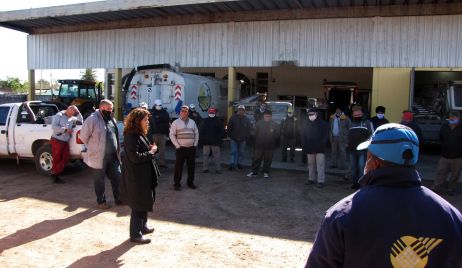 Se entregaron uniformes al personal de servicio públicos.