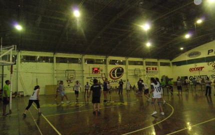Los Pasteles Verdes en la noche final del torneo de vóley solidario en Calchaquí