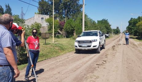 Comenzaron las tareas de nivelación en calle Hipólito Irigoyen