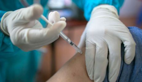 Cuáles serán los primeros grupos de docentes en recibir la vacuna