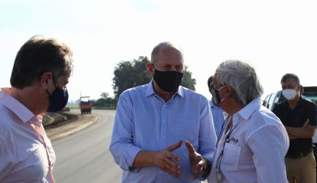El Gobernador Perotti visitó la obra de pavimentación de la Ruta provincial 36