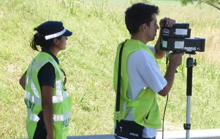 Controlan exceso de velocidad con radares móviles