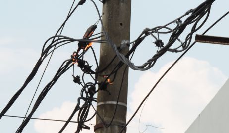 VECINOS RECLAMAN MEJORAS EN EL SERVICIO ELÉCTRICO